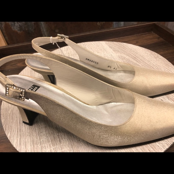 Cream colored Stuart Weitzman Shimmer Sling Back Heels - Picture 3 of 6